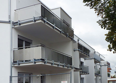 Zwei Balkone mit Metallverkleidungen.