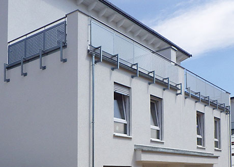Absicherung aus Metallplatten und Stangen eines Balkones.