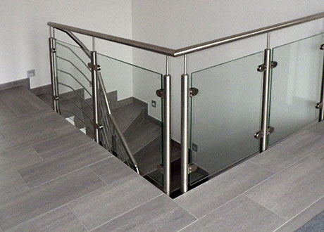 Treppenabsperrung aus Metallstangen und Glas.