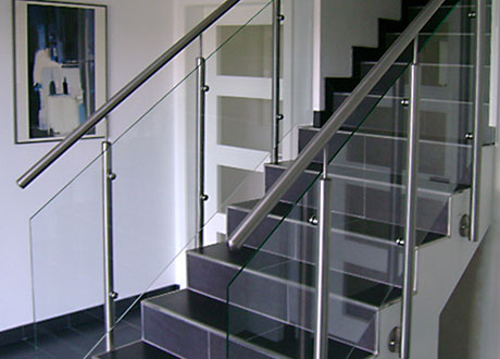 Treppengeländer mit Glasscheiben und Metallstange.
